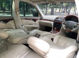 Mercedes-Benz E-Class E 240 2004 Hitam 8