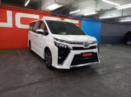 Mobil Toyota Voxy 2020 CVT dijual, DKI Jakarta 7