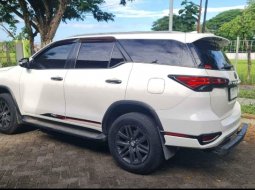 Toyota Fortuner 2.4 VRZ AT Putih