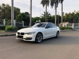 BMW 3 Series 328i 2014 Putih 4