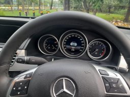 Mercedes-Benz E-Class E 200 2016 Hitam 8