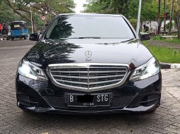 Mercedes-Benz E-Class E 200 2016 Hitam 5