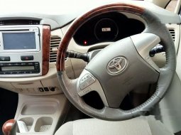 Mobil Toyota Kijang Innova 2012 V terbaik di DKI Jakarta 2