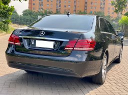 Mercedes-Benz E-Class E 200 2016 Hitam 6