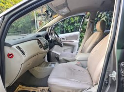 Toyota Kijang Innova V A/T Gasoline 2012 Abu-abu 3