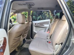 Toyota Kijang Innova V A/T Gasoline 2012 Abu-abu 4