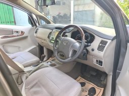 Toyota Kijang Innova V A/T Gasoline 2012 Abu-abu 7