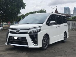 Toyota Voxy 2.0 A/T 2018 Putih TERMURAH