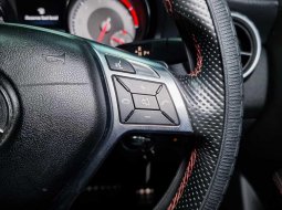 Mercedes-Benz GLA 200 Merah 7