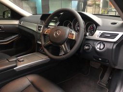 Mercedes-Benz E-Class E 200 2016 Hitam 10