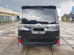 Toyota Voxy 2.0 A/T 2020 Hitam 2