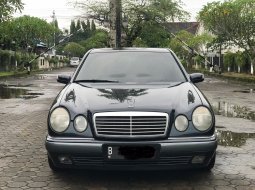 Mercedes Benz E320 W210 1997 1