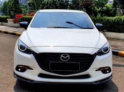 Km13rb Mazda 3 Hatchback 2019 Hatchback putih cash kredit proses bisa dibantu 2