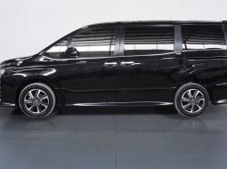 Toyota Voxy 2.0 AT 2018 Hitam 4