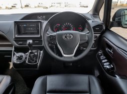 Toyota Voxy 2.0 A/T 2018, HITAM, KM 74rban, TGN 1, Genap Jaktim 9