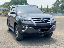 Toyota Fortuner VRZ AT 2017 Abu-abu 4