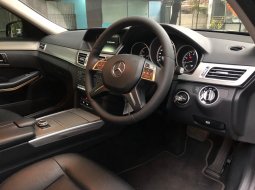 Mercedes-Benz E-Class E 200 2016 Hitam 7