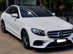Lokasi jakarta Mercedes-Benz E-Class E 300 2017 Putih antik 14 ribuan mls cash kredit proses bisa