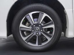 Toyota Voxy 2.0 A/T 2017 11