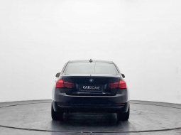 BMW 3 Series 320i 2019 Hitam 3