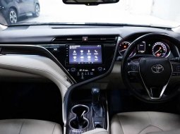 Toyota Camry V AT 2019 Hitam 8