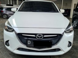Mazda 2 R Skyactive MT ( Manual ) 2014 Putih New Model Km 134rban Plat Bandung