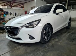 Mazda 2 R Skyactive MT ( Manual ) 2014 Putih New Model Km 134rban Plat Bandung 3