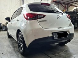 Mazda 2 R Skyactive MT ( Manual ) 2014 Putih New Model Km 134rban Plat Bandung 4