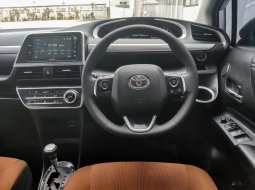Toyota Sienta Q 2017 Silver 8