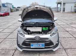 Toyota Sienta Q 2017 Silver 11