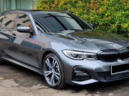 (Low Miles) BMW 320i Touring M Sport Wagon AT 2020 Grey 2