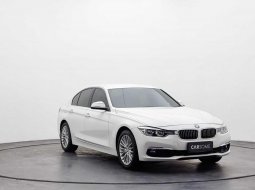BMW 3 Series 320i 2018 Putih MOBIL BEKAS BERKUALITAS DAN BERGARANSI 1 TAHUN TRANSMISI DAN AC