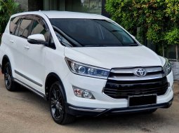 LOW KM Toyota Innova 2.4 V AT facelift diesel 2019 Putih