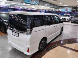 Toyota Voxy 2.0 A/T 2018 km rendah pajak panjang siap pakai 4