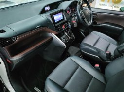 Toyota Voxy 2.0 A/T 2018 km rendah pajak panjang siap pakai 9
