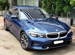 BMW 3 Series 320i 2022 Sedan km 4 ribuan biru cash kredit proses bisa dibantu