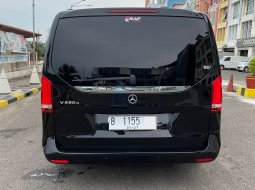 Mercedes-Benz V-Class V 220 2016 Hitam 4
