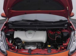 Toyota Sienta V 2017 Orange 12