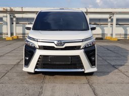 Toyota Voxy 2.0 A/T 2020 Putih 1