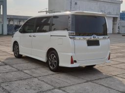 Toyota Voxy 2.0 A/T 2020 Putih 2