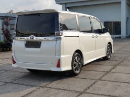 Toyota Voxy 2.0 A/T 2020 Putih 4