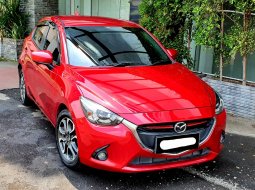 Mazda 2 R AT 2016 skyactive matic merah dp 25 jt cash kredit proses bisa dibantu