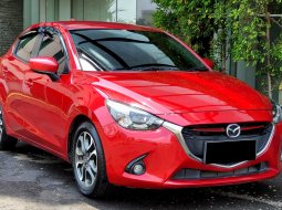 Dp25jt Mazda 2 R AT 2016 Hatchback matic merah cash kredit proses bisa dibantu
