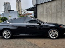 ISTIMEWA!Lexus ES300 Hybrid Ultra Luxury AT 2020 Black On Black 6