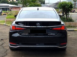 ISTIMEWA!Lexus ES300 Hybrid Ultra Luxury AT 2020 Black On Black 7