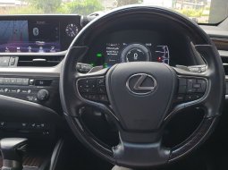 ISTIMEWA!Lexus ES300 Hybrid Ultra Luxury AT 2020 Black On Black 17