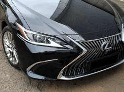 ISTIMEWA!Lexus ES300 Hybrid Ultra Luxury AT 2020 Black On Black 3