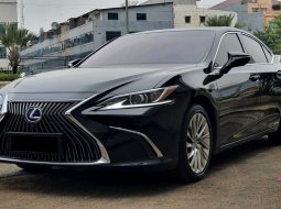 ISTIMEWA!Lexus ES300 Hybrid Ultra Luxury AT 2020 Black On Black 4