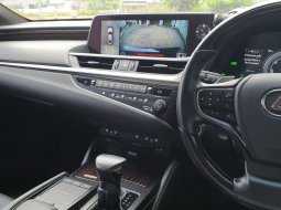 ISTIMEWA!Lexus ES300 Hybrid Ultra Luxury AT 2020 Black On Black 19