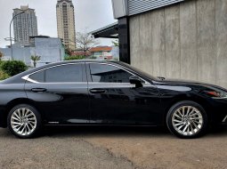 Km20rban Lexus ES300 Hybrid Ultra Luxury AT 2020 hitam record warranty active cash kredit proses bs 8